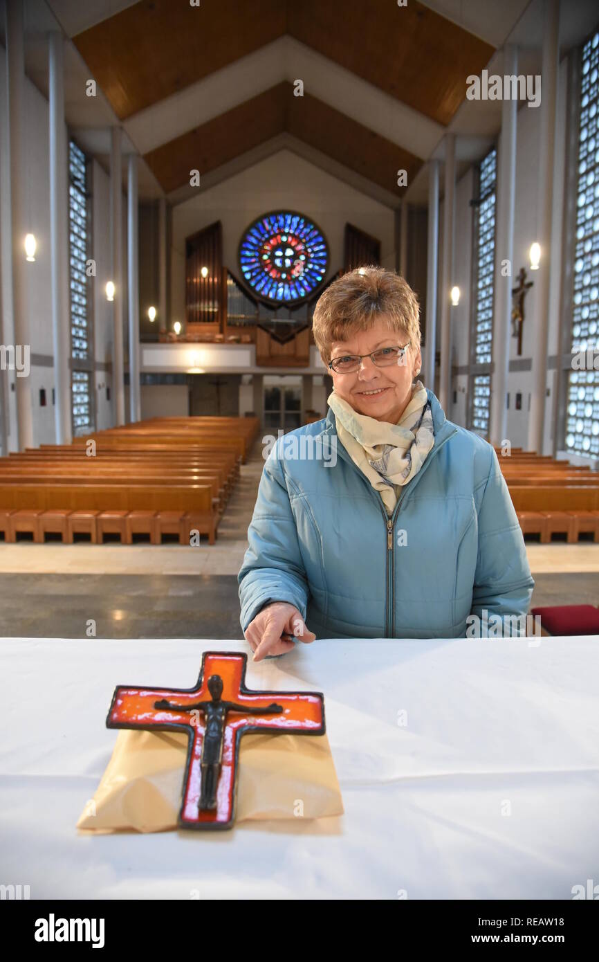 18. Januar 2019, Saal: Der mesner Maria-Elisabeth Giesa steht am Altar der Katholischen Christkönigkirche in Sall im Landkreis Kelheim. Ein unbekannter Spender hatten 160.000 Euro auf dem Altar des Unteren bayerischen Kirche links für Hilfsprojekte in Afrika. Laut einem Bericht der 'Mittelbayerische Zeitung', die mesner das Kuvert mit 500 Euro Rechnungen unter dem Altar Kreuz während der Vorbereitung der Messe am Pfingstfest entdeckt hatte. Der Diözese Regensburg bestätigt, dass die Summe ist jetzt mehrere Projekte nach der Prüfung durch den bischöflichen Kammer der Finanzierung zu profitieren. Foto: Stockfoto