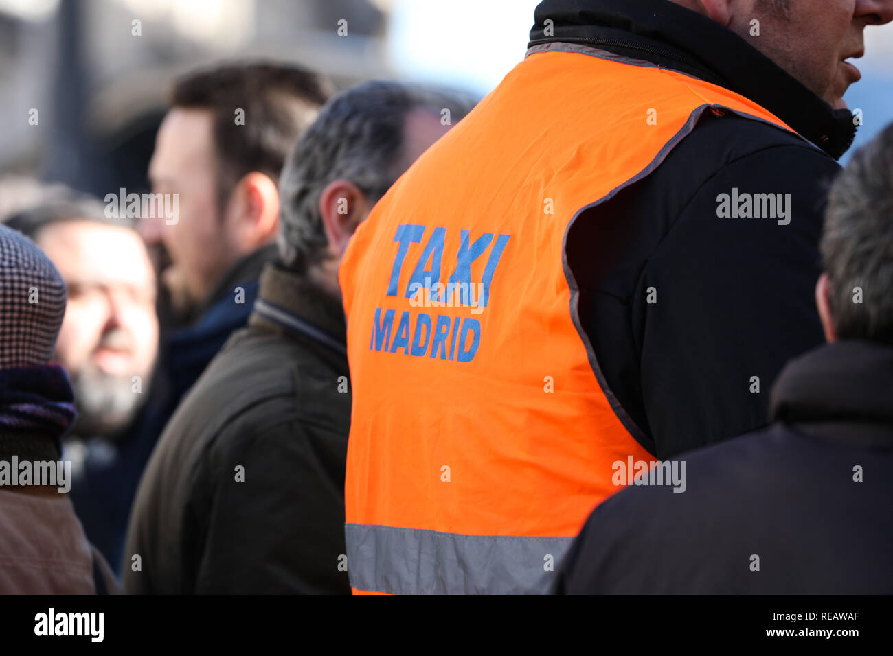 Madrid, Spanien. Jan, 2019 21. Demonstrant mit Jacke seines Taxi Driver. Der Taxifahrer aus Madrid, ein Streik am Montag begonnen haben, haben angekündigt, dass sie den unbefristeten Streik erhalten nach Erreichen keine Vereinbarung mit dem Präsidenten der Gemeinschaft von Madrid Credit: Jesus Hellin/ZUMA Draht/Alamy leben Nachrichten Stockfoto