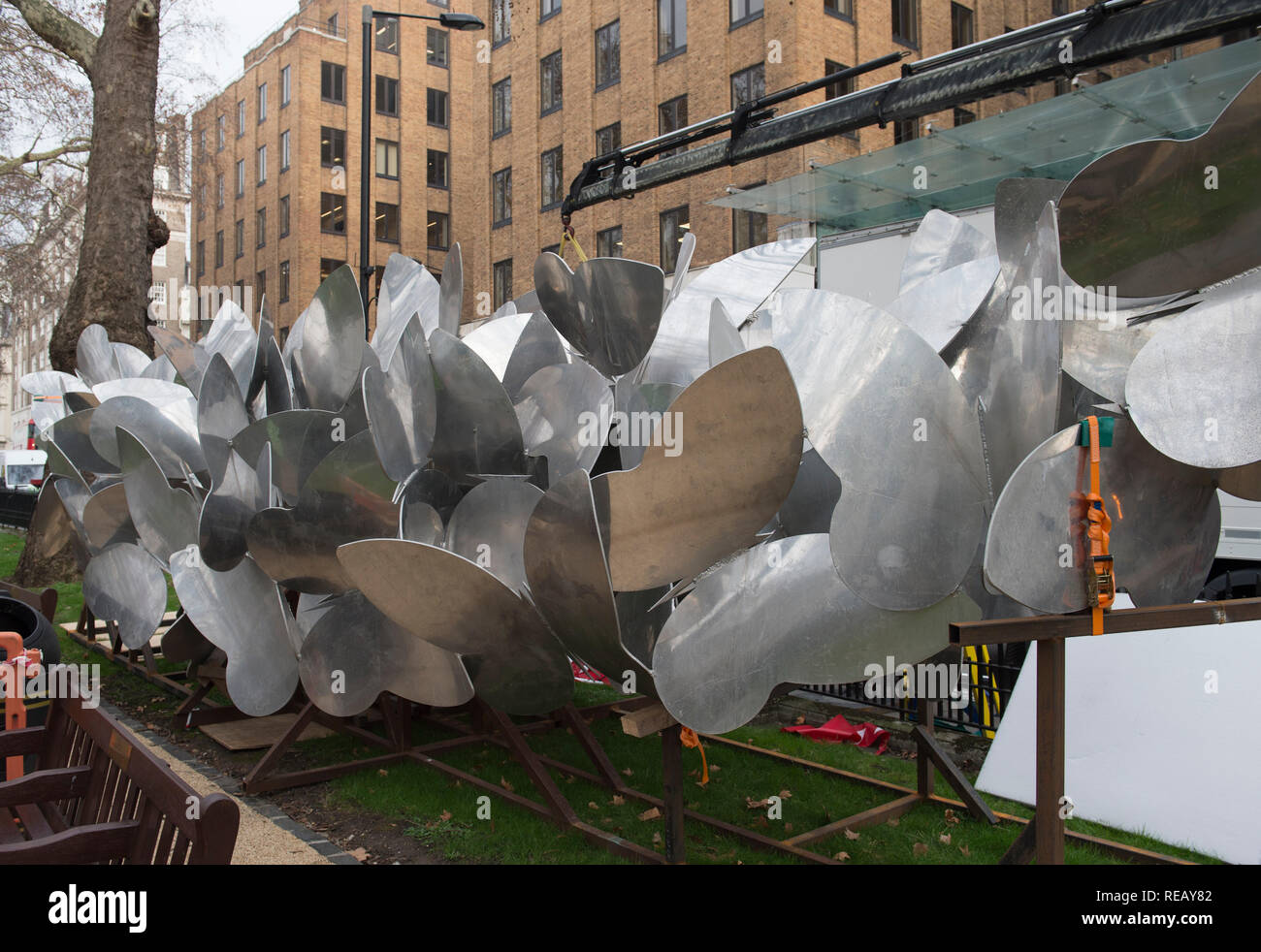 Berkeley Square, London, UK. 21. Januar, 2019. Oper Galerie starten eine große Skulptur des spanischen Künstlers Manolo Valdes, Teil der Stadt London Skulptur in der City Initiative, nutzt die städtischen Bereich in eine rotierende Galerie Raum und es wird in den Platz für 6 Monate. Bild: Installation von Komponenten der großen Arbeit erfolgt gegenüber dem Eingang zu Berkeley Square House. Credit: Malcolm Park/Alamy Leben Nachrichten. Stockfoto