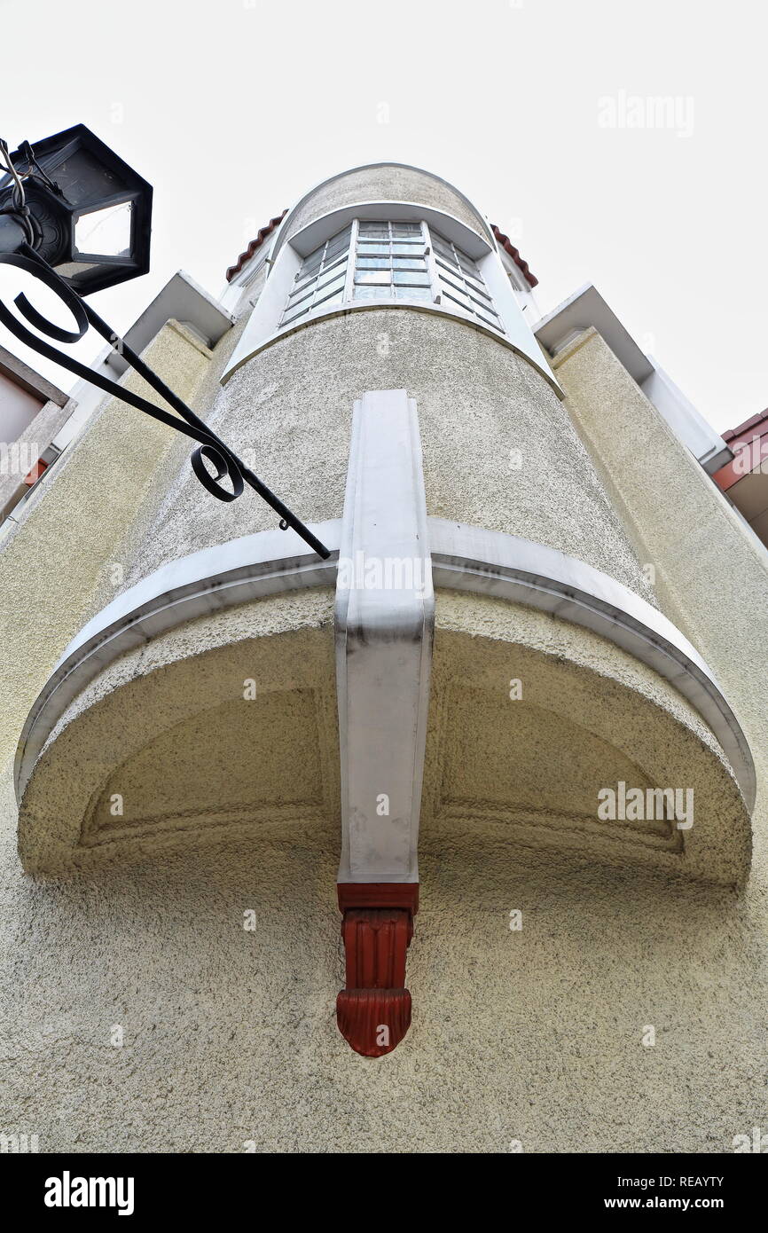 Verglasten Erker an der Fase - Art Deco Stil ornation auf der Fassade eines Bürogebäudes an der nordöstlichen Ecke der Allgemeinen Luna und Real street Stockfoto