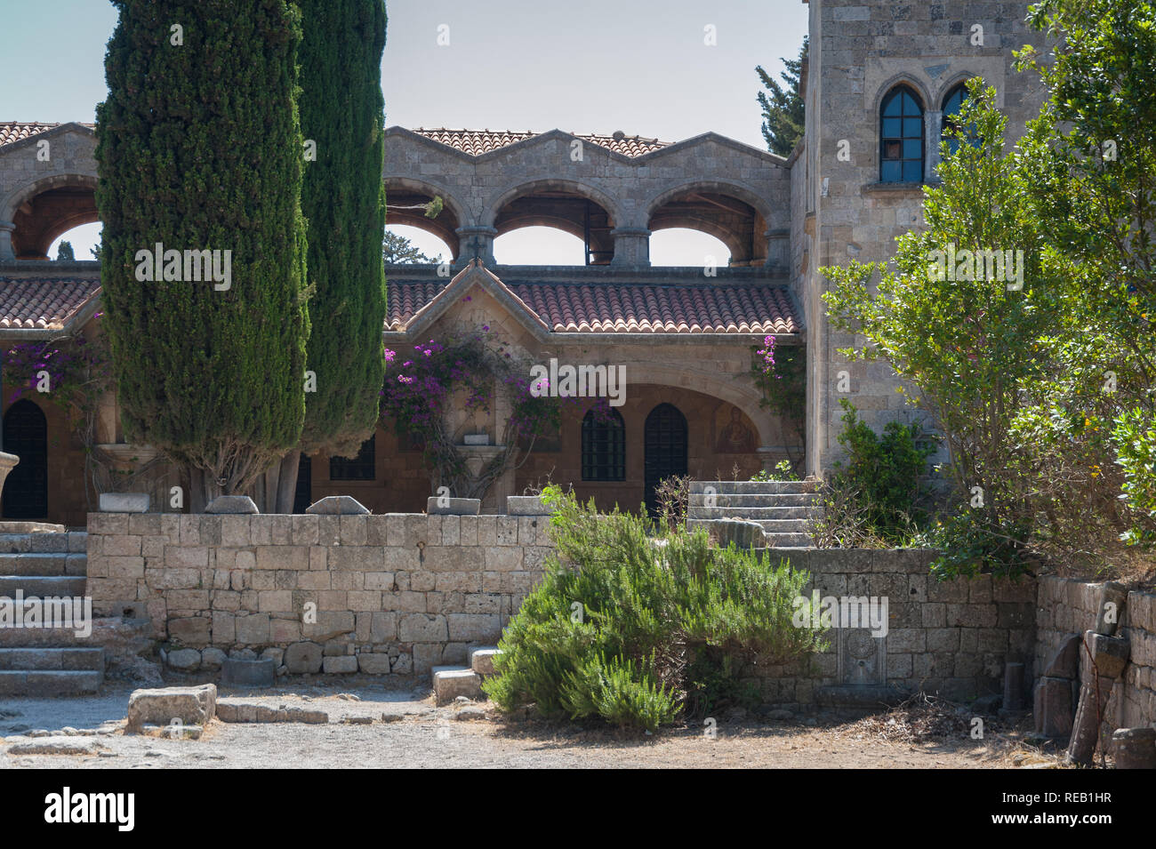 Insel Rhodos, Griechenland. 28.05.2018. Kloster Filerimos, Mauerwerk Kolonnade entlang Kirchhof. Europa. Stockfoto