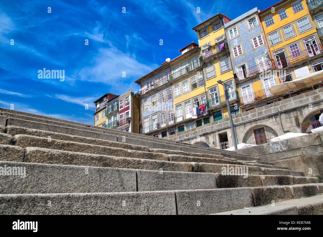 Porto, Portugal-October 19, 2017: Schöne und farbenprächtige Porto Straßen in der Nähe von Rio Douro Stockfoto