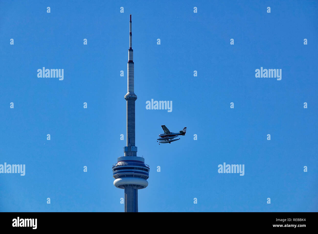 Ein Flugzeug fliegen durch Toronto CN Tower Stockfoto