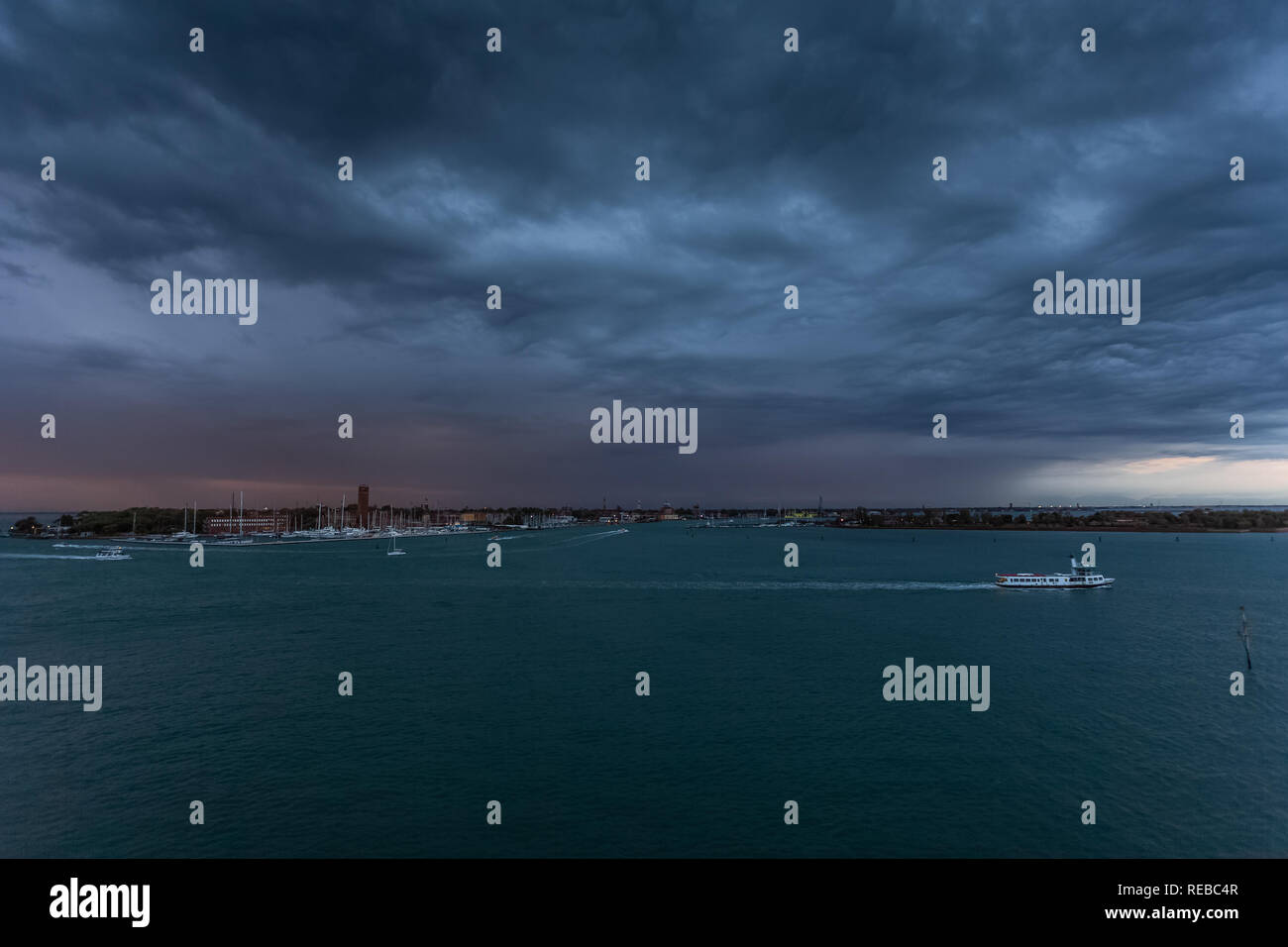 Gewitterwolken über Sant'Elena Insel in der Lagune von Venedig mit dem Boot Verkehr Stockfoto