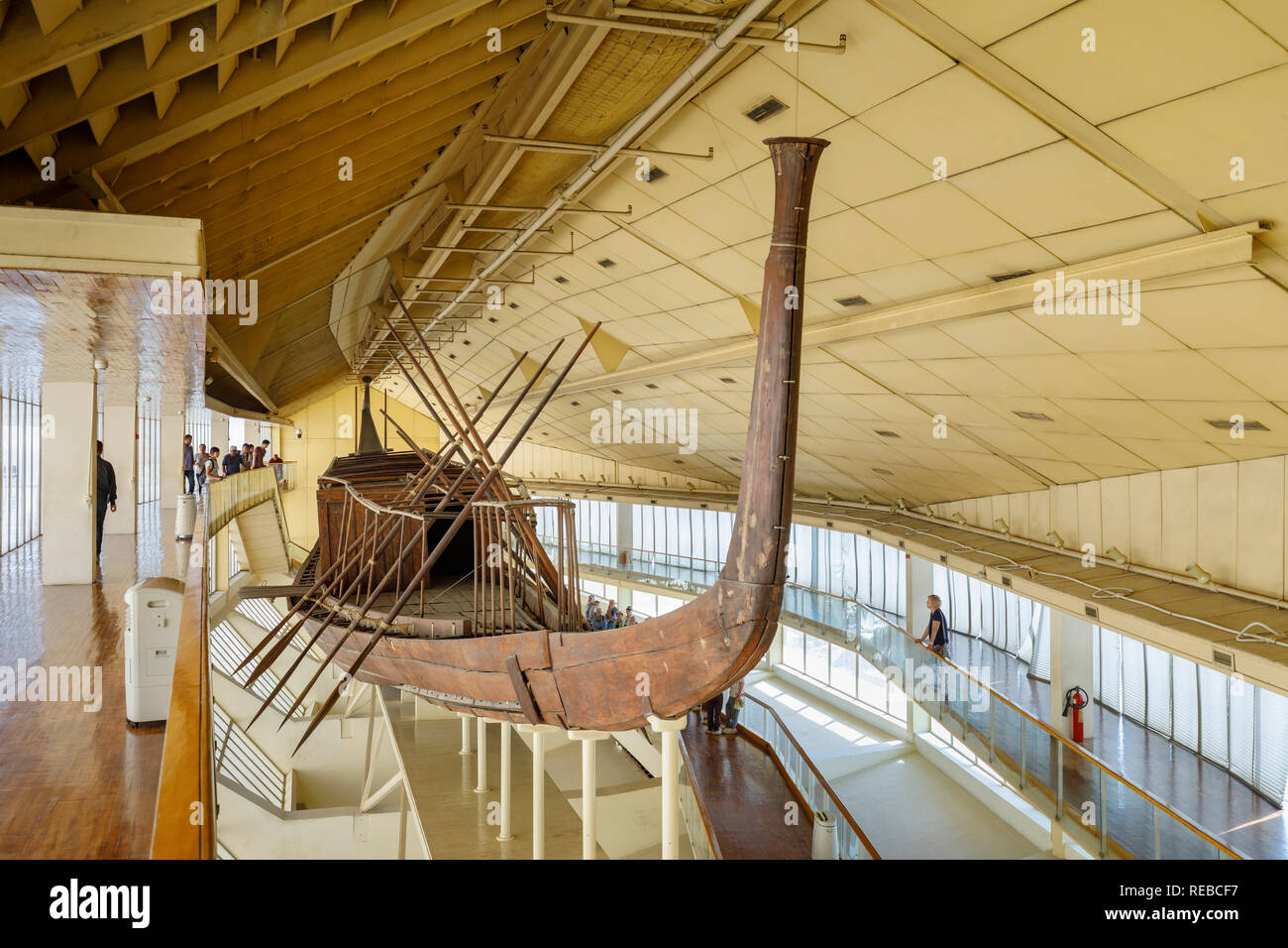 Khufus Schiff, ein intaktes Schiff in voller Größe aus dem Alten Ägypten im Solarboot Museum neben der Großen Pyramide des Cheops, Giza Plateau, Kairo, Ägypten Stockfoto