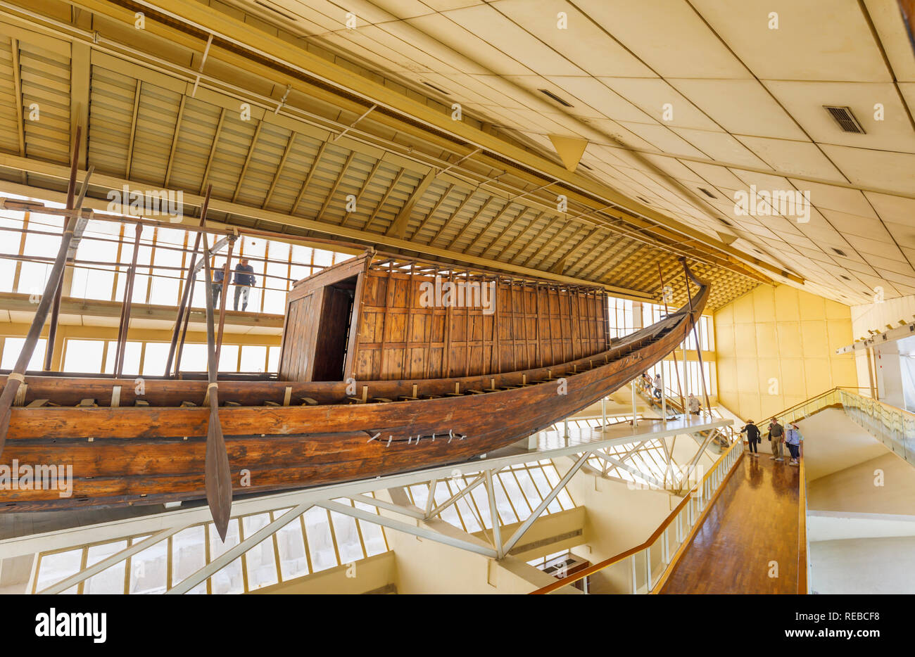 Khufus Schiff, ein intaktes Schiff in voller Größe aus dem Alten Ägypten im Solarboot Museum neben der Großen Pyramide des Cheops, Giza Plateau, Kairo, Ägypten Stockfoto