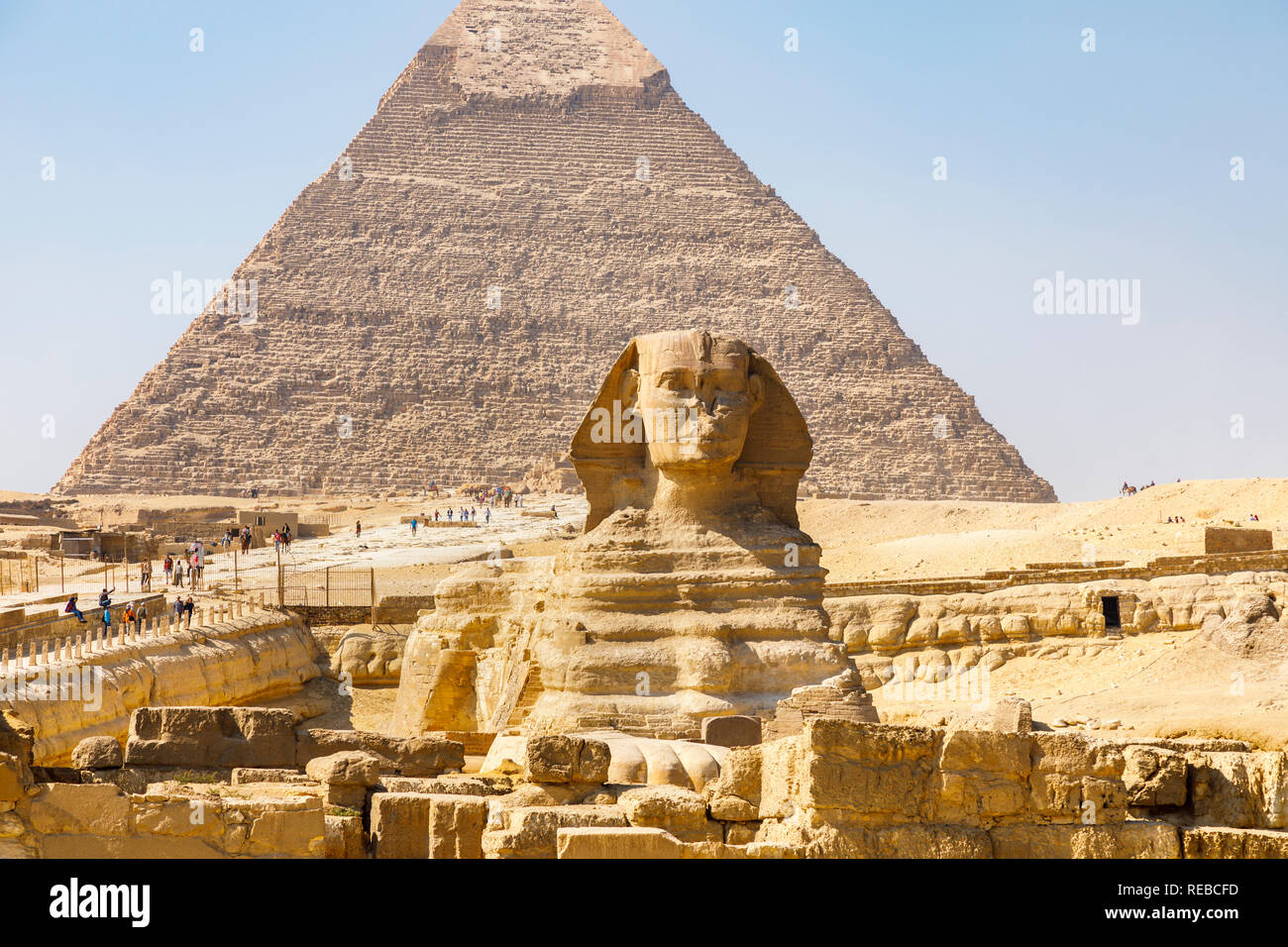 Die monumentale Skulptur, die Große Sphinx von Gizeh mit der Pyramide des Khafre, einer der großen Pyramiden, hinter, Giza Plateau, Kairo, Ägypten Stockfoto