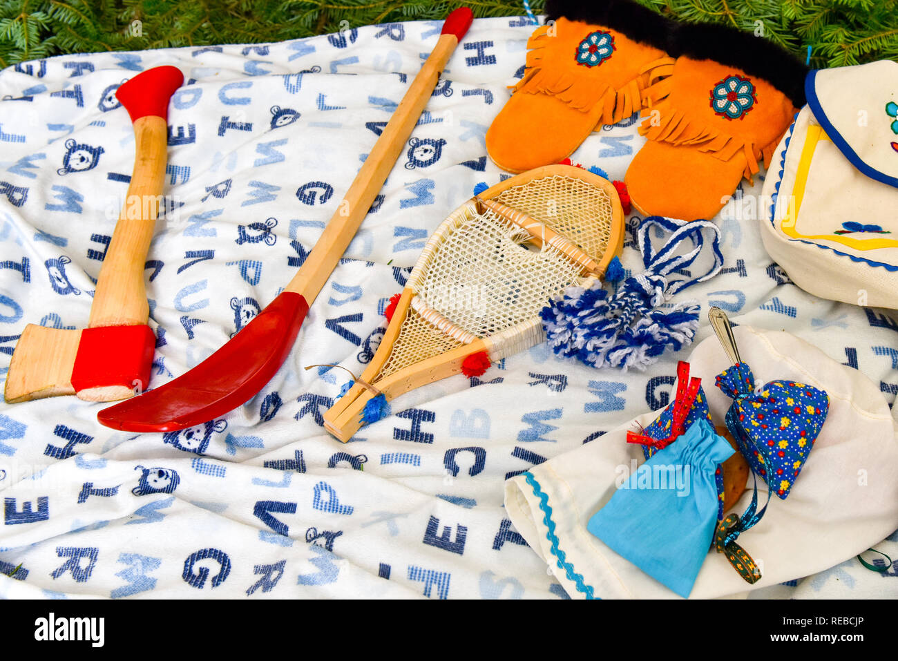Handgefertigte Gegenstände, die für die Zeremonie der Ureinwohner verwendet wurden, Nord-Quebec, kanada Stockfoto