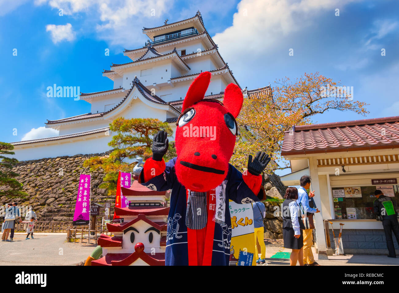 Aizuwakamatsu, Japan - 21 April 2018: Unbekannte japanische Kleider ein 'Akabeko' eine legendäre Kuh aus dem Aizu region Maskottchen am Aizu-Wakamatsu Ca Stockfoto