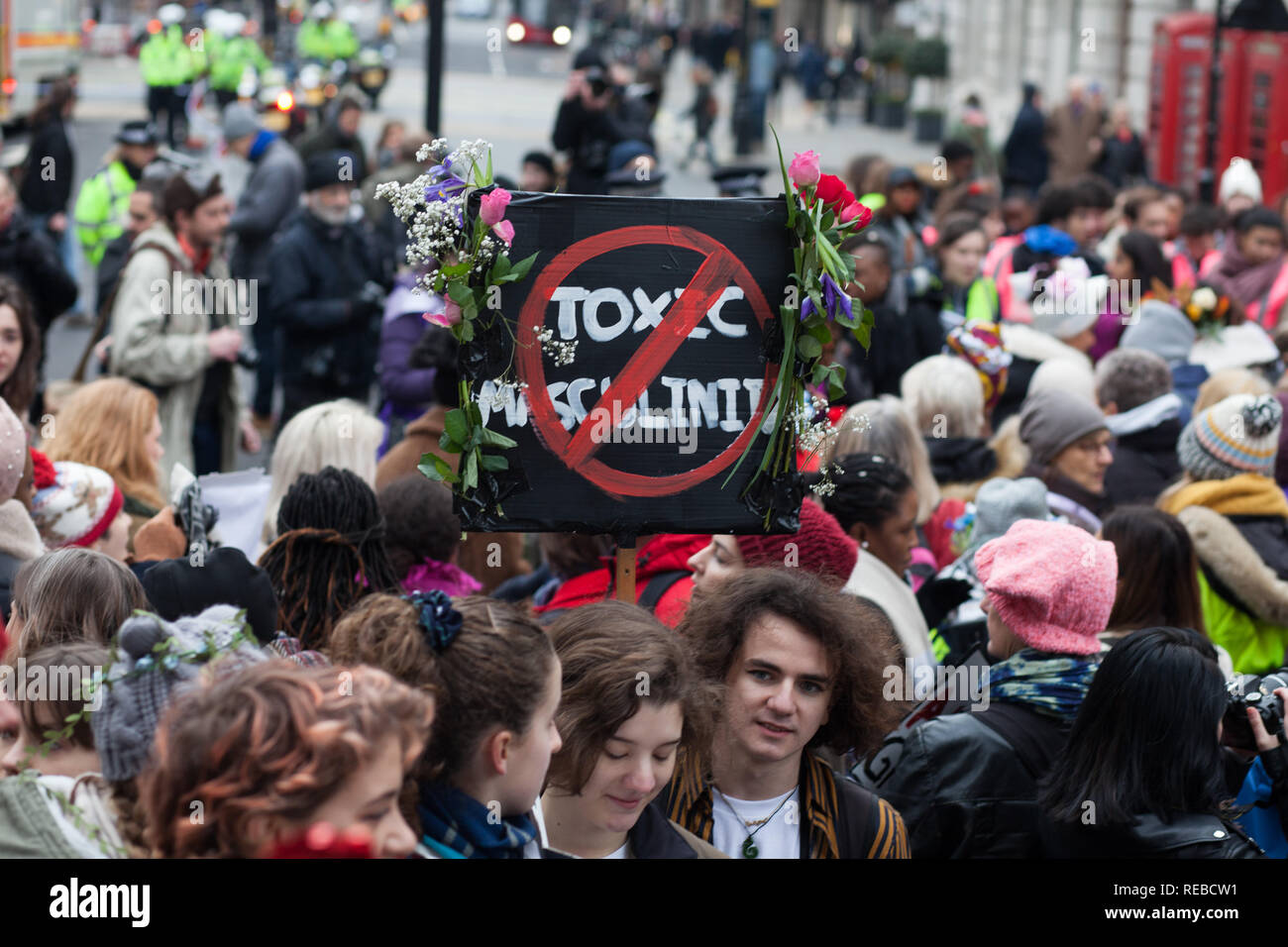 London, Großbritannien. 19. Januar, 2019. Tausende von Frauen sorgen das Brot & Rosen Kundgebung gegen Sparmaßnahmen in Trafalgar Square von Frauen März organisiert. Stockfoto