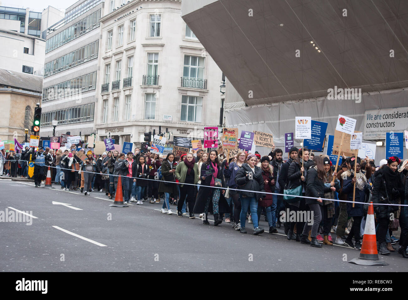 London, Großbritannien. 19. Januar, 2019. Tausende von Frauen sorgen das Brot & Rosen Kundgebung gegen Sparmaßnahmen in Trafalgar Square von Frauen März organisiert. Stockfoto