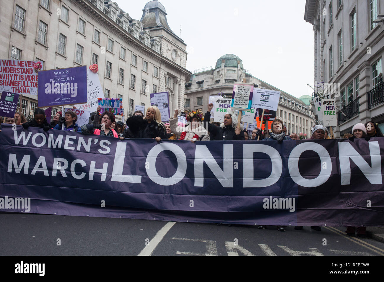 London, Großbritannien. 19. Januar, 2019. Tausende von Frauen sorgen das Brot & Rosen Kundgebung gegen Sparmaßnahmen in Trafalgar Square von Frauen März organisiert. Stockfoto