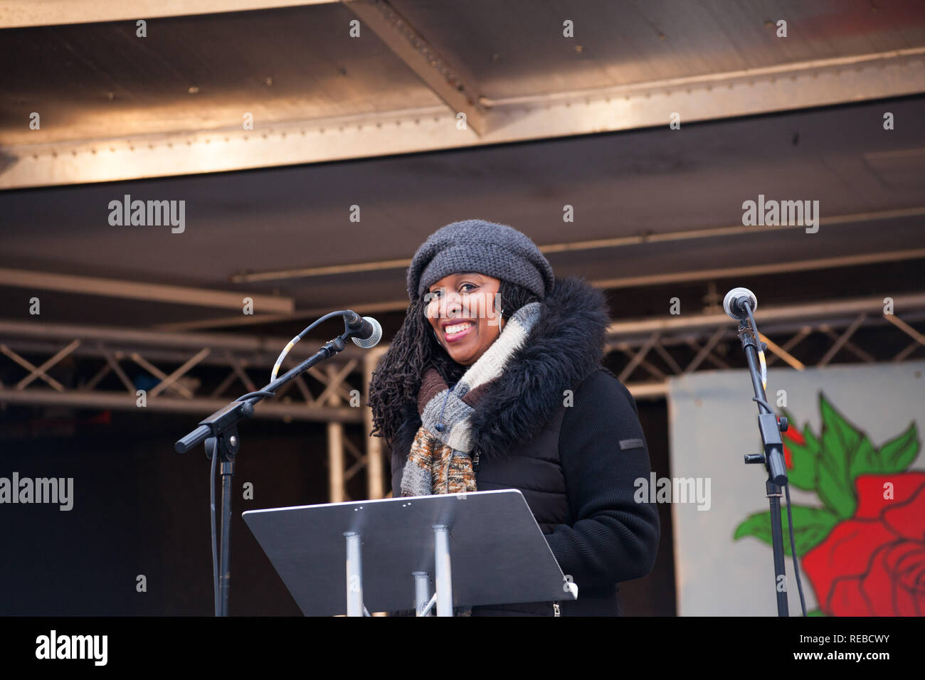 London, Großbritannien. 19. Januar, 2019. Tausende von Frauen sorgen das Brot & Rosen Kundgebung gegen Sparmaßnahmen in Trafalgar Square von Frauen März organisiert. Stockfoto