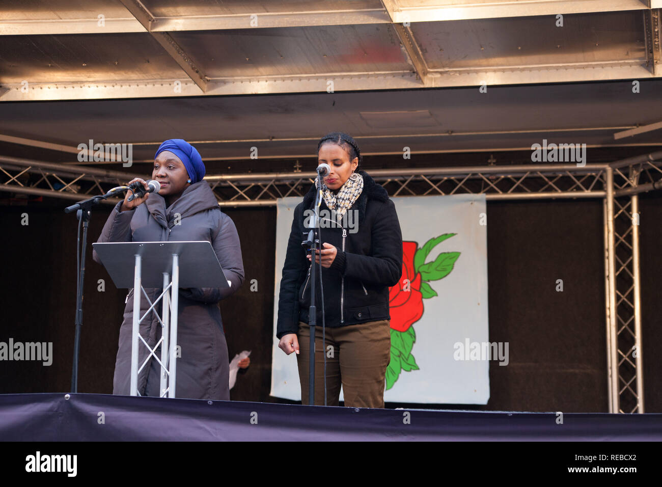 London, Großbritannien. 19. Januar, 2019. Tausende von Frauen sorgen das Brot & Rosen Kundgebung gegen Sparmaßnahmen in Trafalgar Square von Frauen März organisiert. Stockfoto