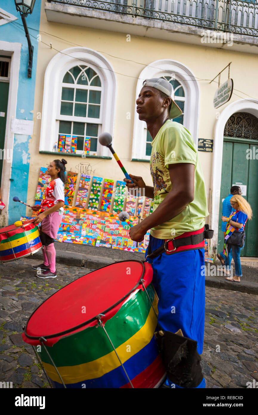SALVADOR, Brasilien - Februar, 2018: eine Truppe von jungen brasilianischen Trommlern durch die historischen Viertel Pelourinho, berühmt für seinen Rhythmus. Stockfoto