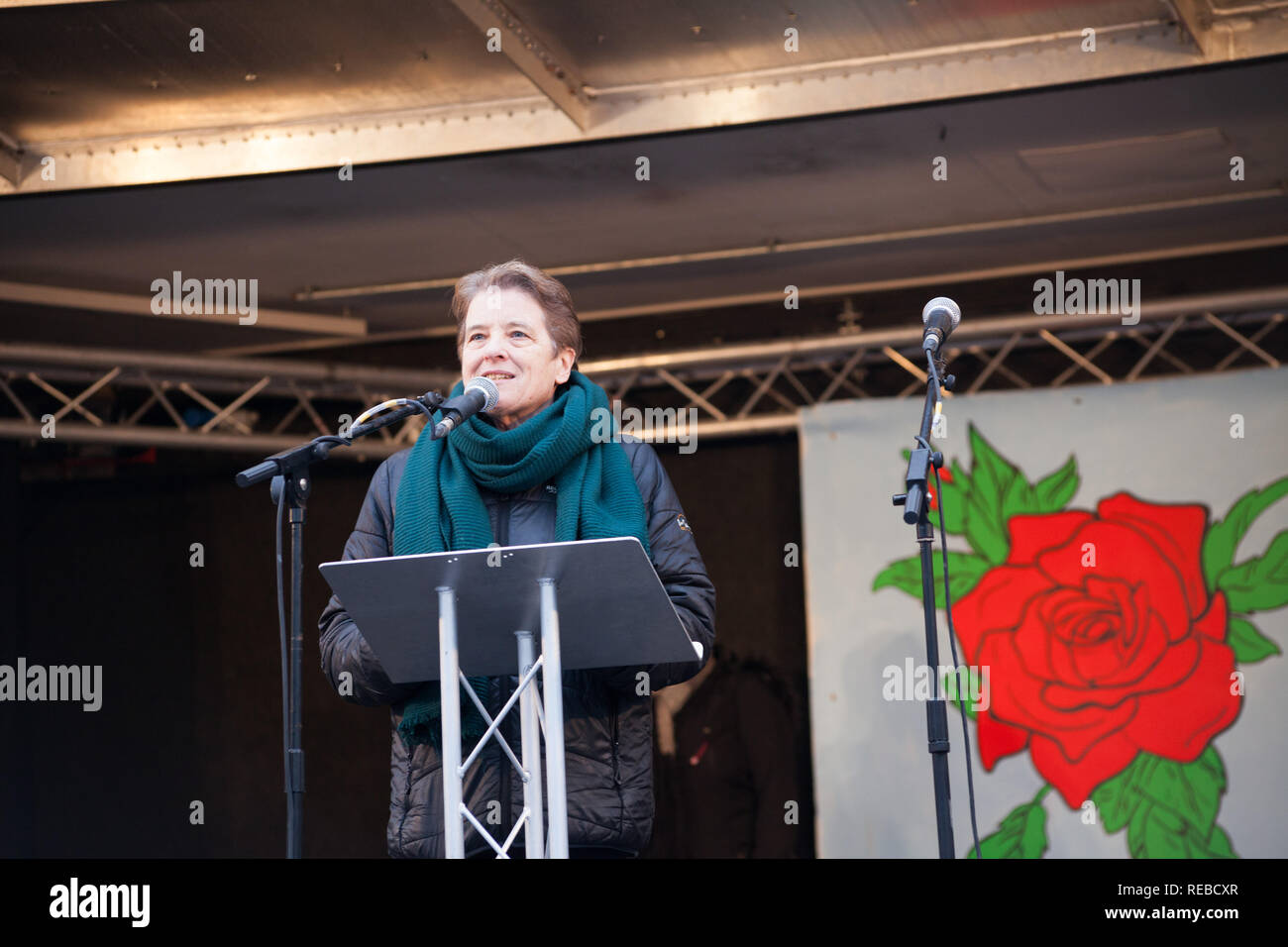 London, Großbritannien. 19. Januar, 2019. Tausende von Frauen sorgen das Brot & Rosen Kundgebung gegen Sparmaßnahmen in Trafalgar Square von Frauen März organisiert. Stockfoto