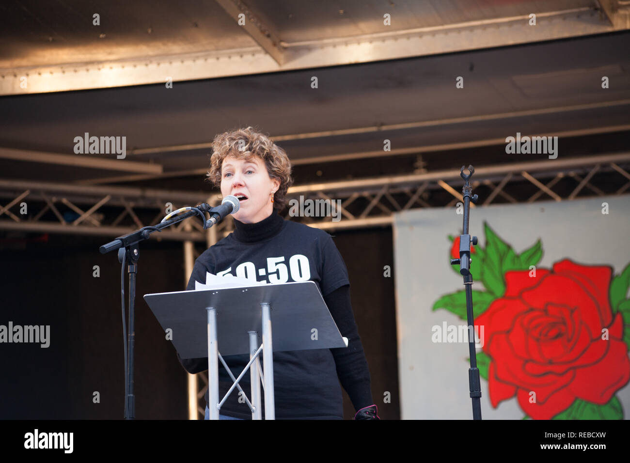 London, Großbritannien. 19. Januar, 2019. Tausende von Frauen sorgen das Brot & Rosen Kundgebung gegen Sparmaßnahmen in Trafalgar Square von Frauen März organisiert. Stockfoto