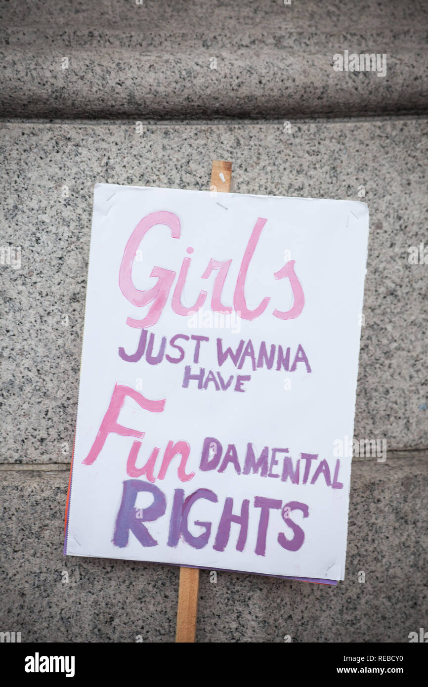 London, Großbritannien. 19. Januar, 2019. Tausende von Frauen sorgen das Brot & Rosen Kundgebung gegen Sparmaßnahmen in Trafalgar Square von Frauen März organisiert. Stockfoto