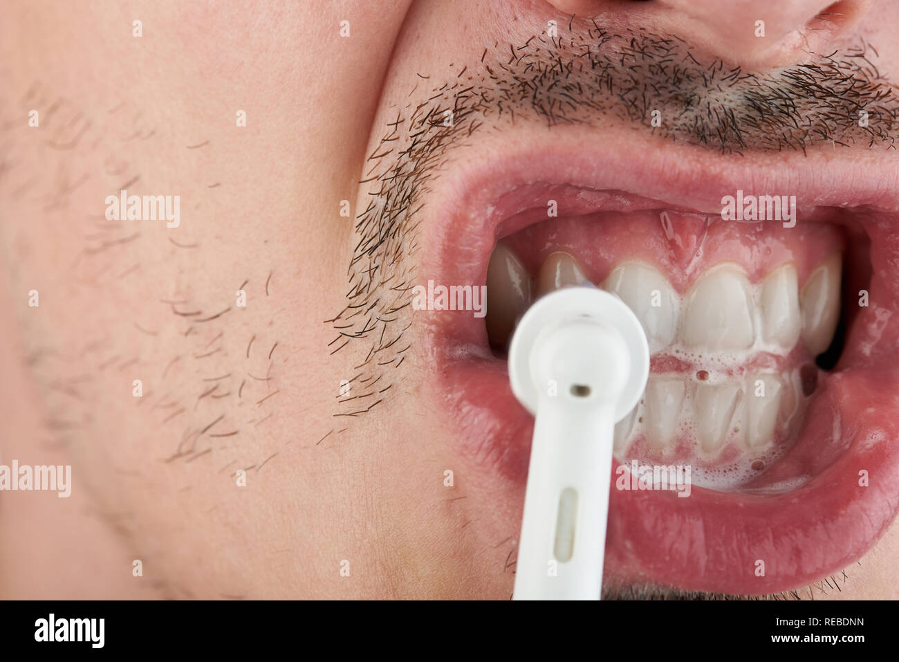 Morgendliche routine Thema. Nahaufnahme von Mann Reinigung der Zähne Stockfoto
