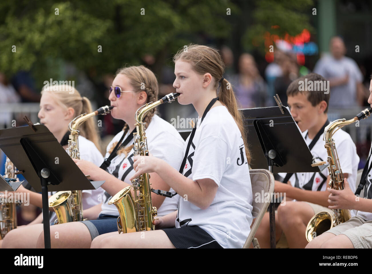 Frankenmuth, Michigan, USA - 10. Juni 2018: Der bayerische Festival Parade, junge Frauen Saxophon währenddes Parade Stockfoto