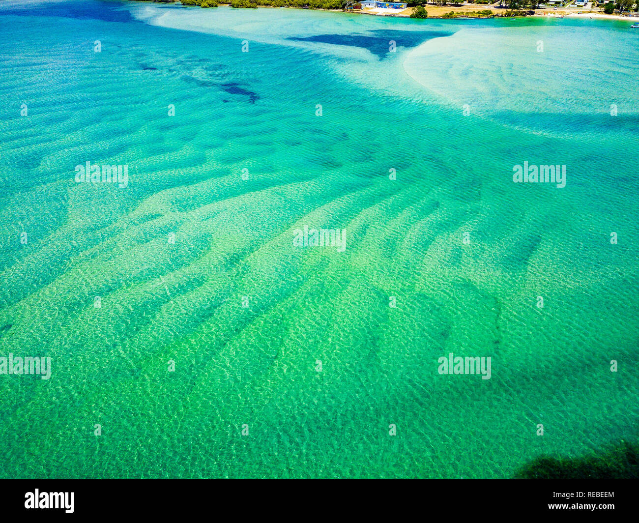 Unglaublich, Muster und Texturen durch den Sand und türkisfarbenem Wasser über glitzernden Links. Bimsstein Passage, Sunshine Coast, QLD, Australien. Stockfoto