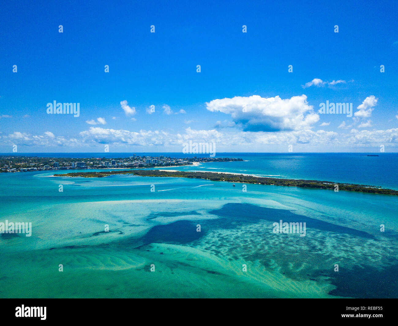 Der Bimsstein Passage und Bribie Island an der Sunshine Coast, QLD, Australien. Luftaufnahme von einer Drohne getroffen. Stockfoto