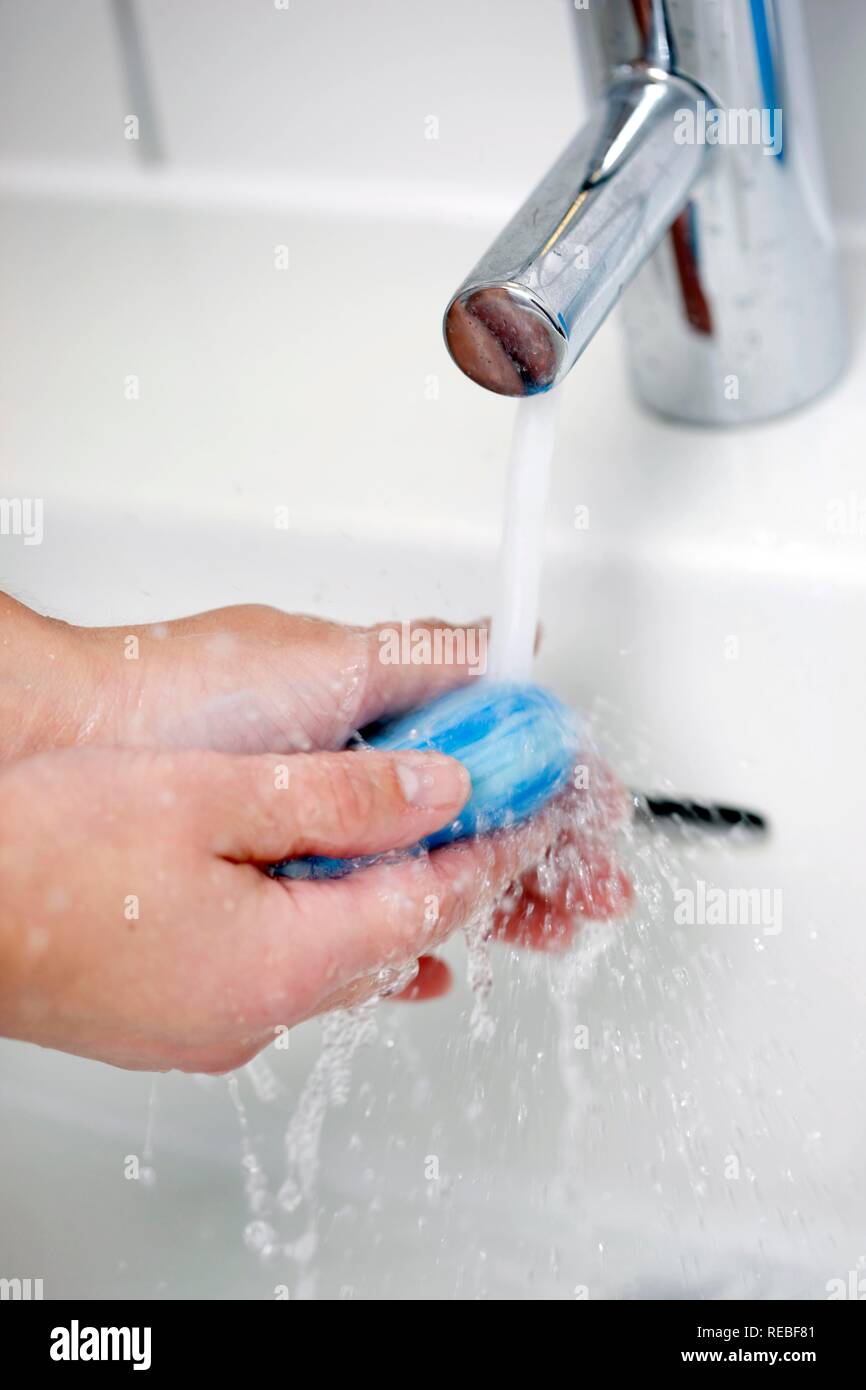 Die Hände werden in ein Waschbecken mit Wasser und Seife gewaschen Stockfoto