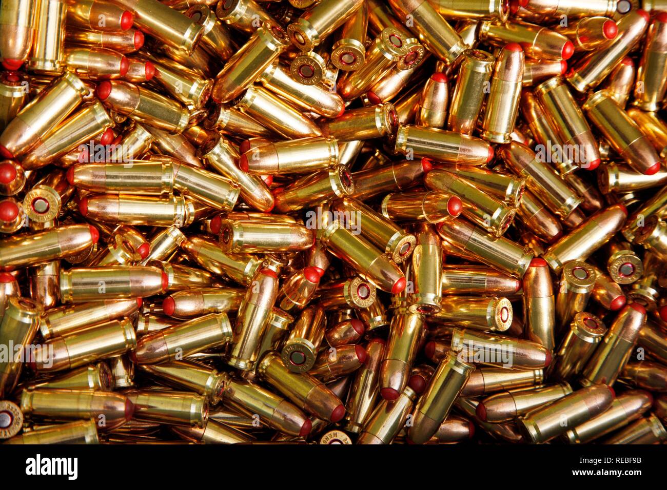 Patronen, Munition, Kaliber 9 x 19 für Pistolen und Maschinengewehre Stockfotografie Alamy