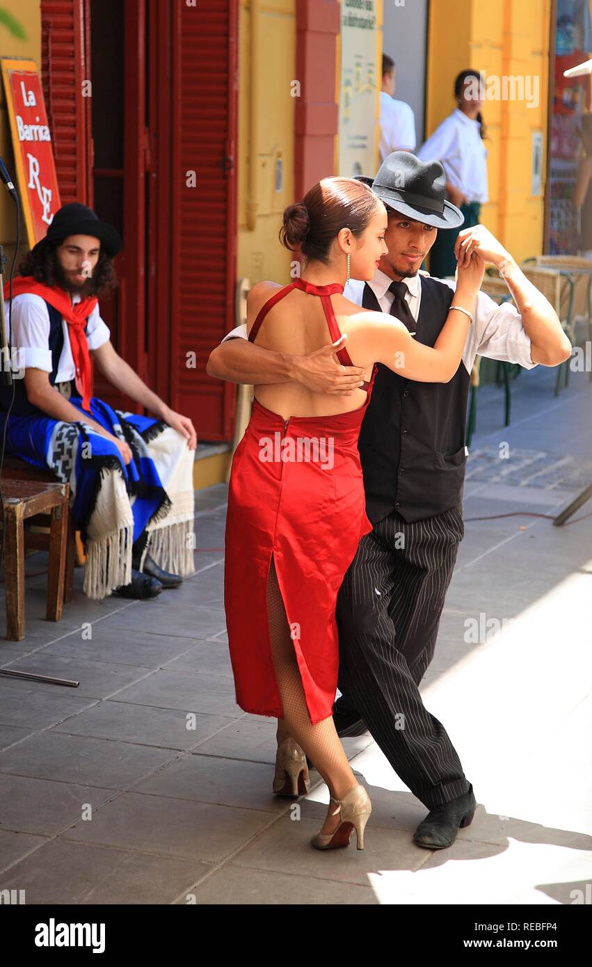 Tango Tänzer in ein Restaurant im Freien, in der Calle Necochea in El Caminito, La Boca, Buenos Aires, Argentinien Stockfoto