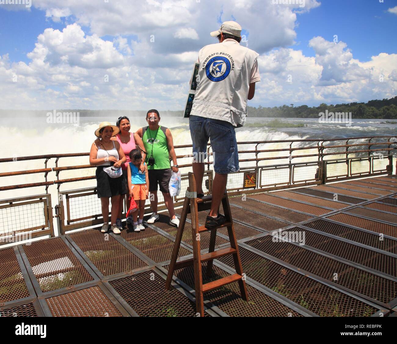 Lokale Touristen Fotograf bei der Garganta del Diablo, Iguazu Wasserfälle, Iguazu, Argentinischen Seite, Provinz Misiones, Argentinien Stockfoto