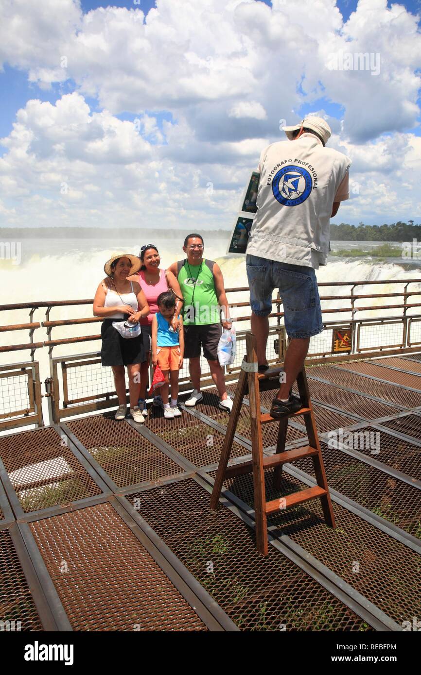 Lokale Touristen Fotograf bei der Garganta del Diablo, Iguazu Wasserfälle, Iguazu, Argentinischen Seite, Provinz Misiones, Argentinien Stockfoto