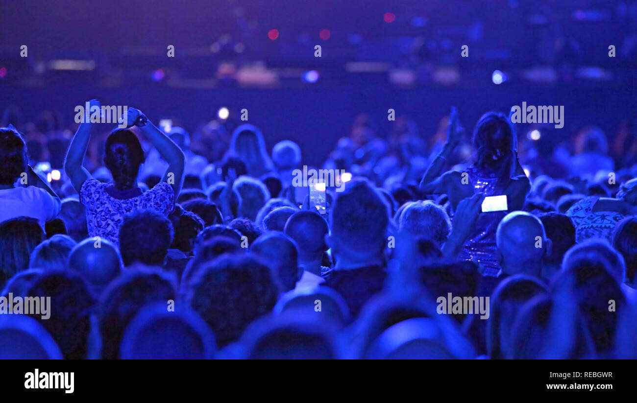 Die Jungen und Mädchen an Live Konzert und blaue Lichter Stockfoto