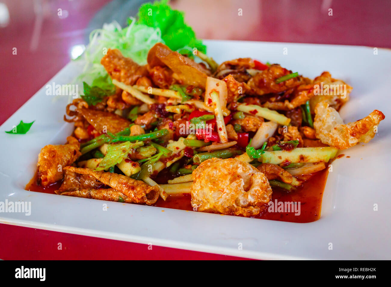 Knusprige Fisch maw in pikanter Salat, Thai Food. Stockfoto