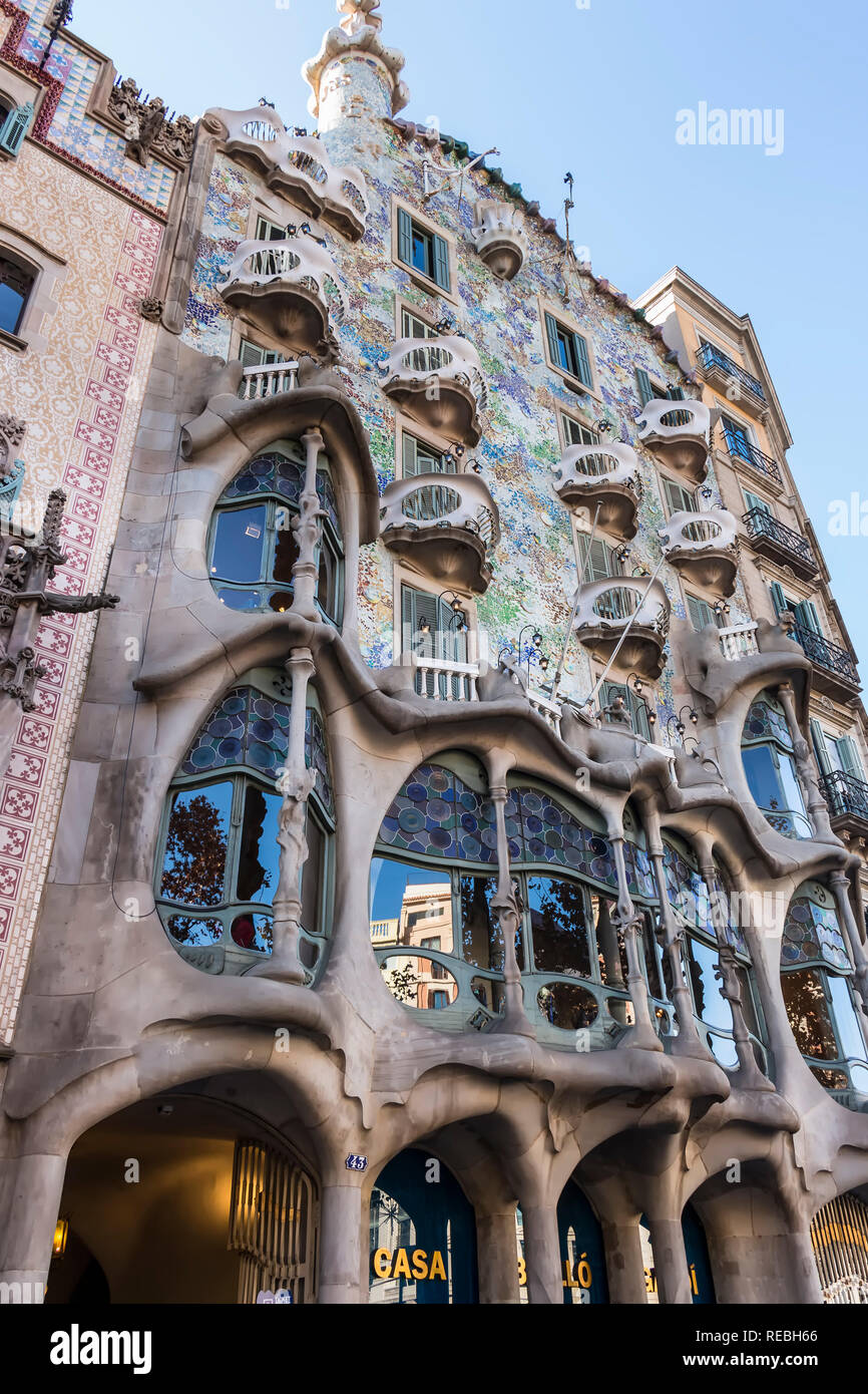 Barcelona - Dezember, 2018: die Fassade der Casa Batllo. Von Antoni Gaudí entworfen und 1877 erbaut. Stockfoto