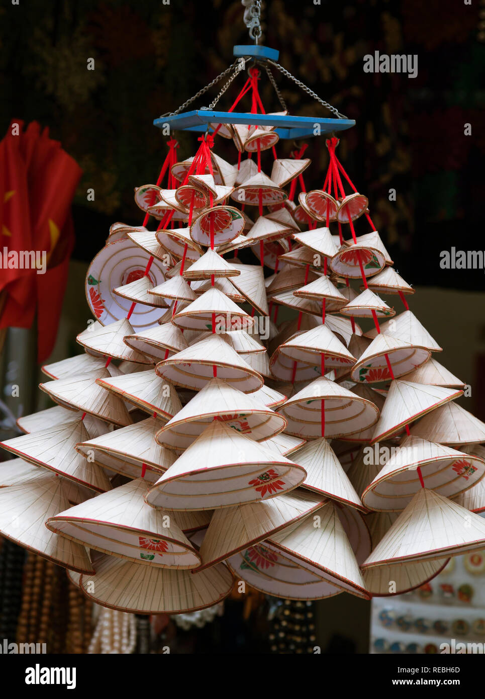 Konische vietnamesische Hüte für Verkauf Stockfoto