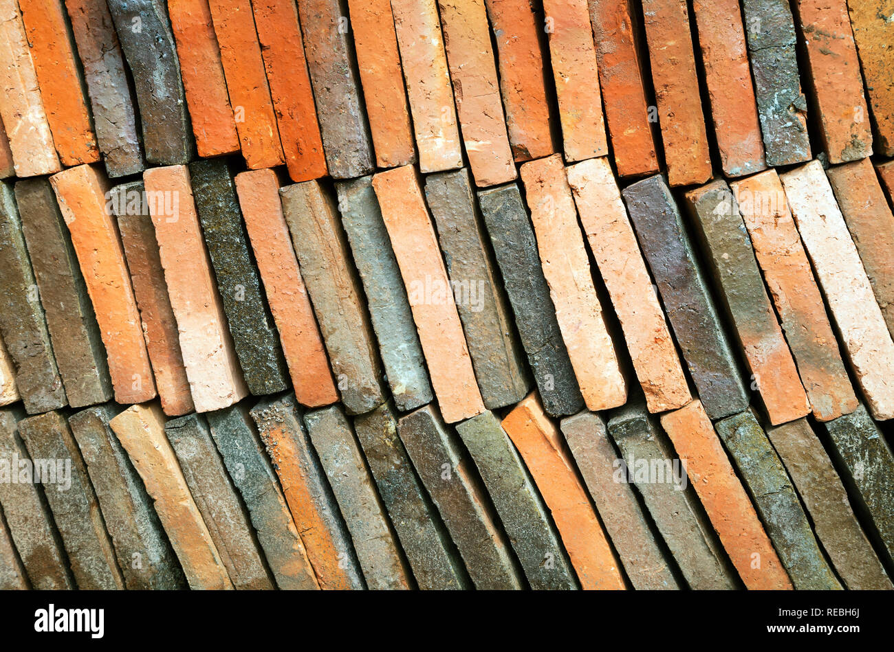 Hintergrund der alten Tonziegeln in einem Stapel Stockfoto