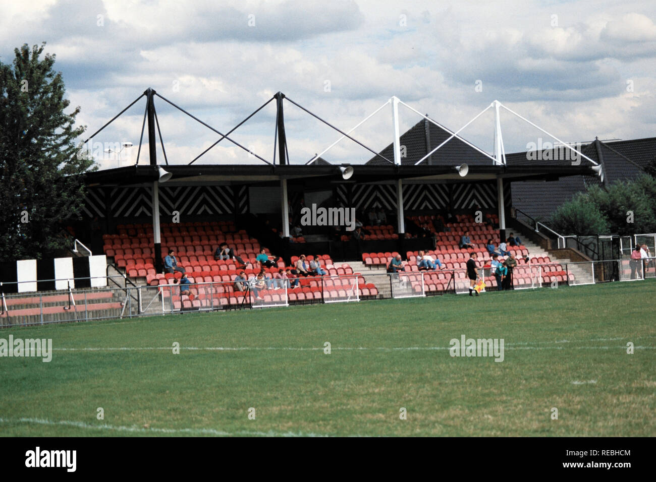 Die Haupttribüne bei Fisher '93 FC Football Ground, Surrey Docks Stadion, Rotherhithe, London, dargestellt am 29. August 1994 Stockfoto