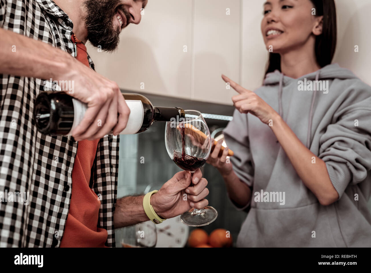 Junges Paar in Gespräch und Wein trinken zu Hause Stockfoto