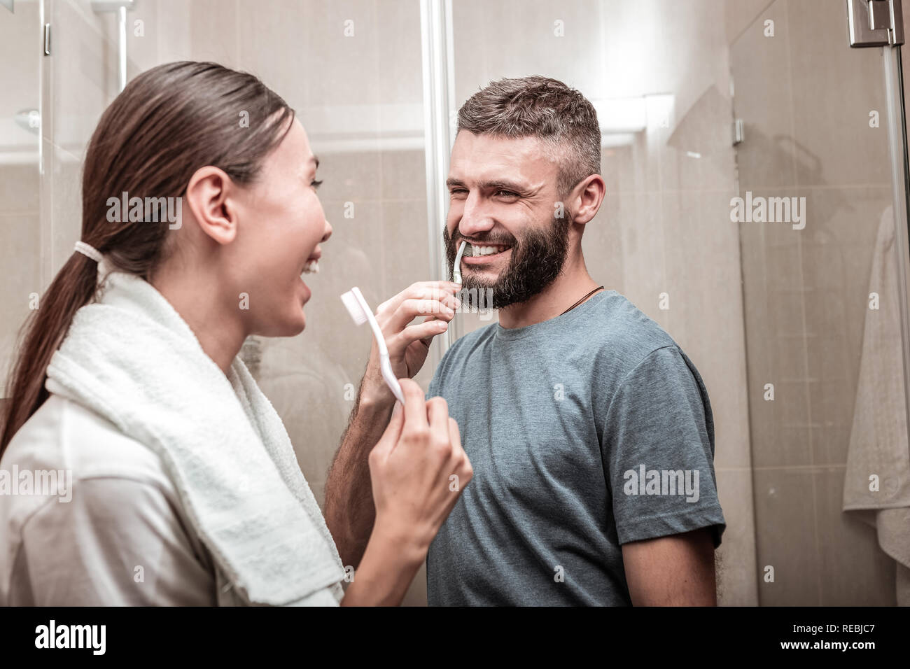 Cute lachen Paar kämpfen für Bad am Morgen Stockfoto