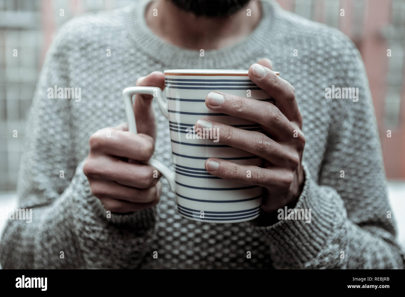 Nahaufnahme einer großen Tasse mit Kaffee Stockfoto