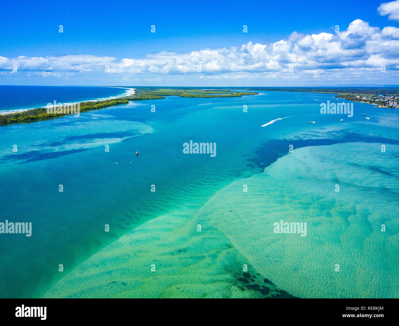 Der Bimsstein Passage und Bribie Island an der Sunshine Coast, QLD, Australien. Luftaufnahme von einer Drohne getroffen. Stockfoto