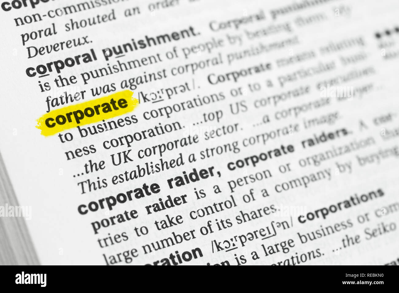 Hervorgehobene englische Wort "corporate" und seiner Definition im Wörterbuch. Stockfoto