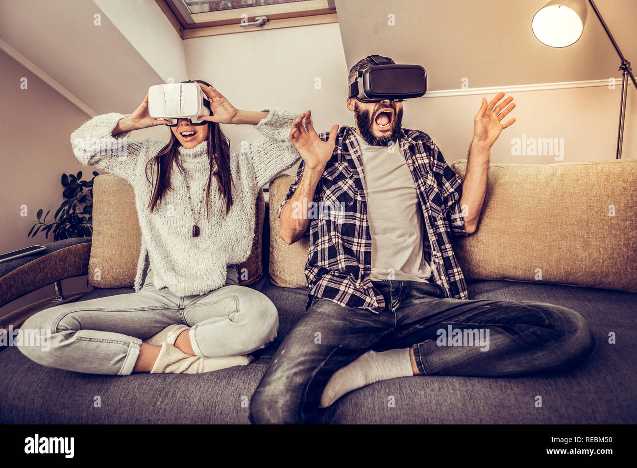 Emotionale nettes junges Paar erleben virtuelle Realität Stockfoto