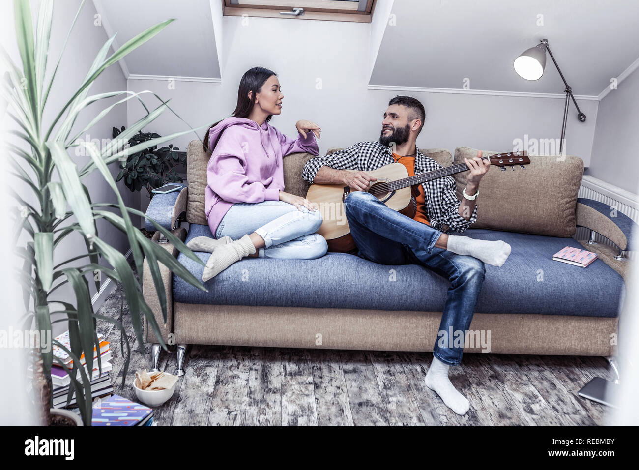 Nette junge Frau bei ihrem Freund zeigen Stockfoto