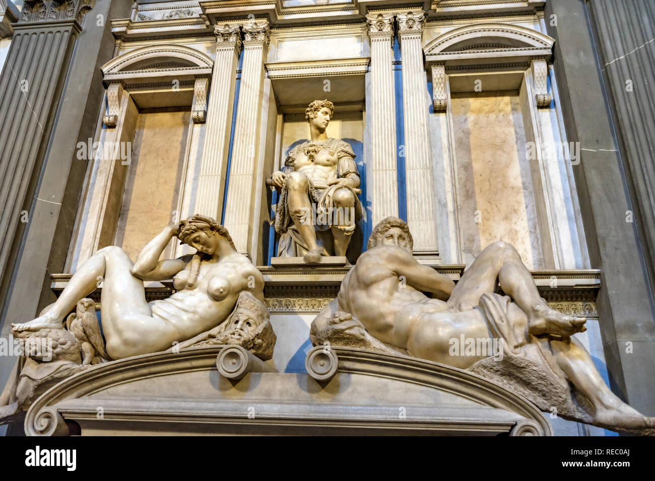 Michelangelos Statuen 1520 Tag und Nacht Medici Kapelle San Lorenzo Medici Kirche Florenz Toskana Italien. Familie Kirche Familie Medici Stockfoto