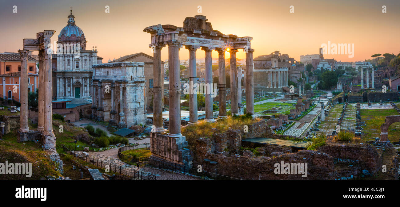 Das Forum Romanum, der auch durch seine ursprüngliche lateinische Bezeichnung Forum Romanum bekannt ist, ist zwischen dem Palatin und dem Kapitol in Rom. Stockfoto