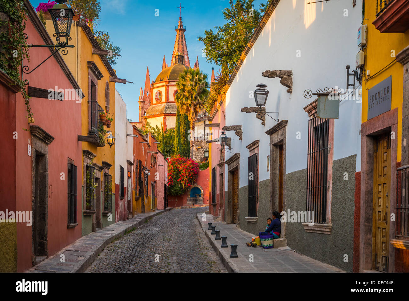 Malerische Szenerie im historischen Zentrum von San Miguel de Allende, Exico---ist San Miguel de Allende, eine Stadt und Gemeinde in der weit ea Stockfoto