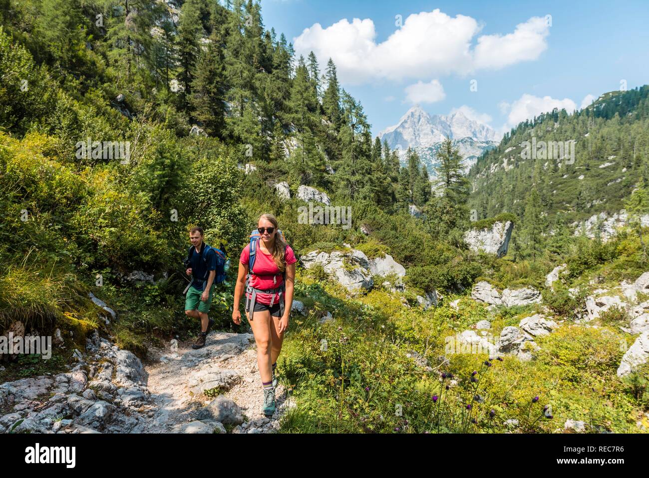 Zwei Wanderer auf Wanderweg zum Kärlingerhaus, Watzmann, Nationalpark Berchtesgaden, Berchtesgadener Land Stockfoto