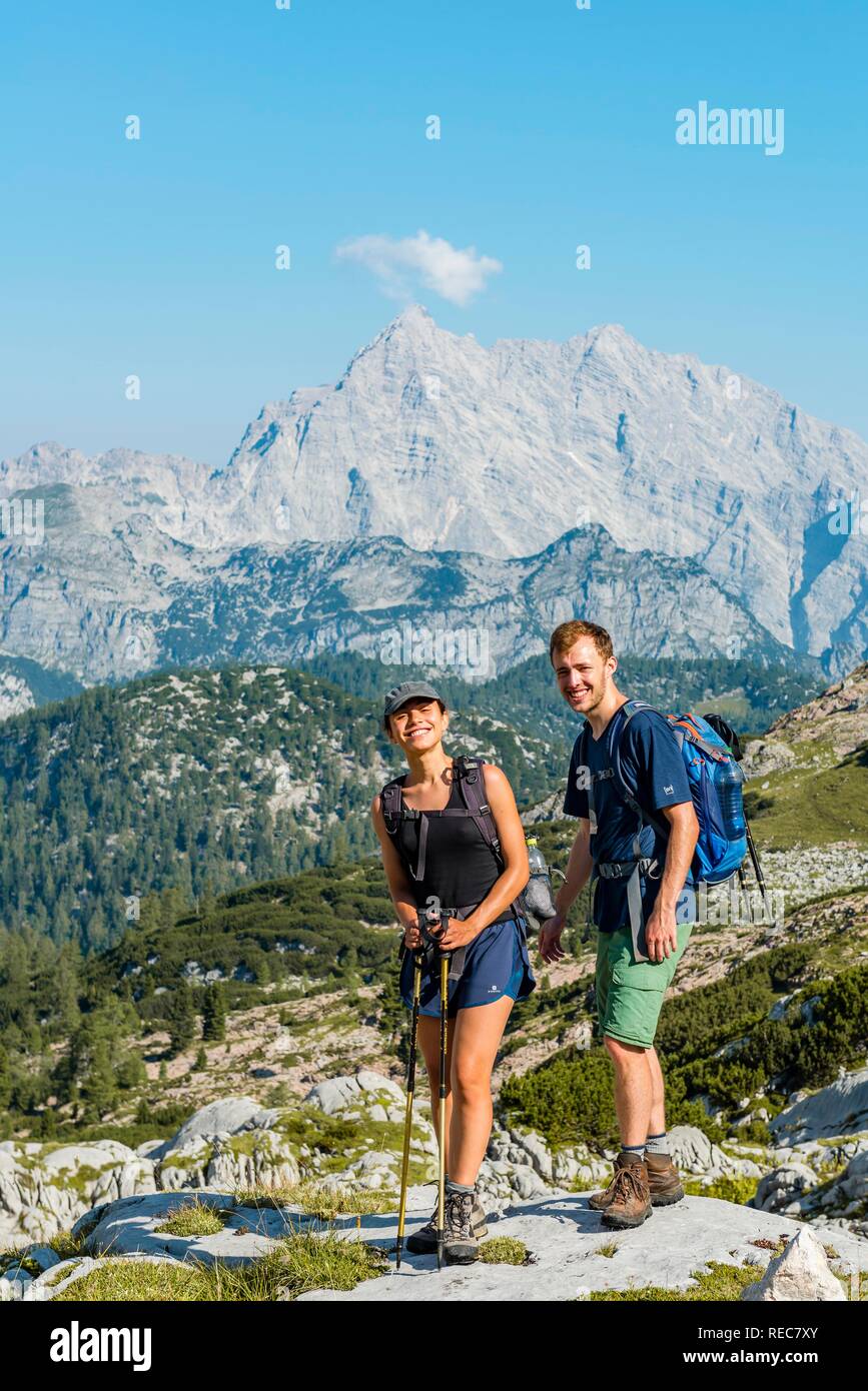 Zwei Wanderer, hinter Funtenseetauern, Watzmann, Steinernes Meer, Nationalpark Berchtesgaden, Berchtesgadenener Land Stockfoto