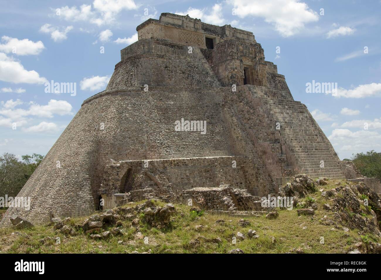 Uxmal, UNESCO-Weltkulturerbe, Adivino Pyramide oder Pyramide des Zauberers, Yucatan, Mexiko Stockfoto